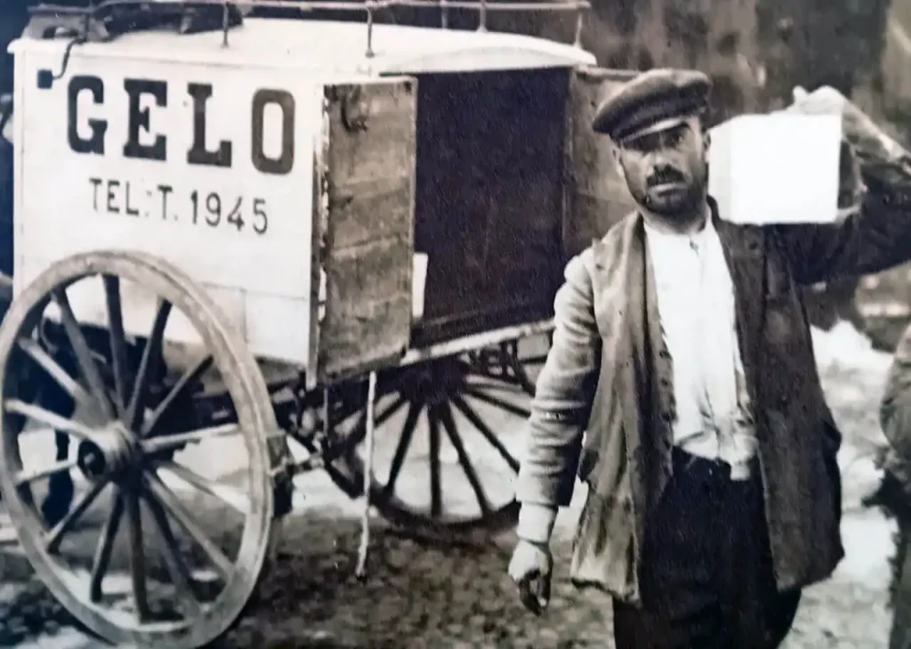 Homem com gelo às costas - Fotografia reproduzida em Notícias Ilustrado (separata do Diário de Notícias), 17 de Agosto de 1930