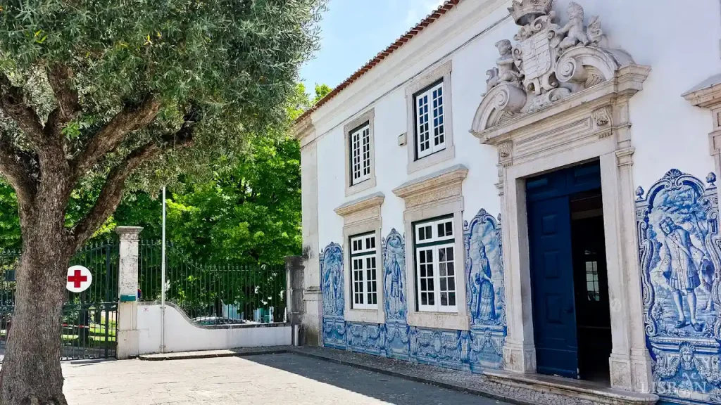 Frontaria principal voltada para o pátio carral, onde sobressai o pórtico nobre, guarnecido pelo brasão condal dos Mascarenhas e Lencastre.