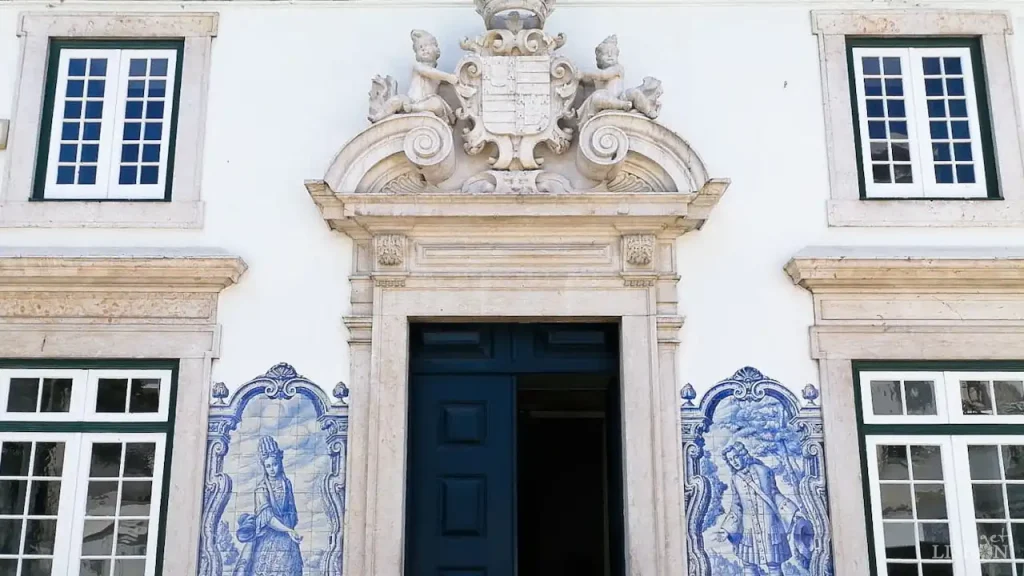 Pórtico nobre encimado com o brasão de armas dos Mascarenhas e Lencastre