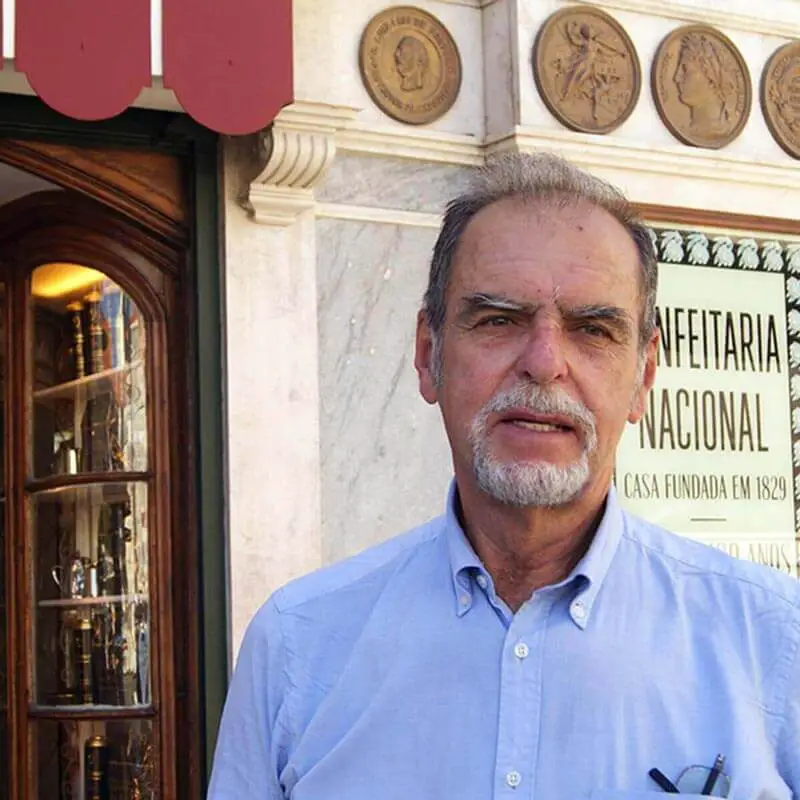 Guilherme Pereira, sociologist and profound connoisseur of Lisbon. From 2013 to 2023, as a Lisbon City Council technician, he created 55 itineraries dedicated to the city, its neighbourhoods, historical figures and architects, guiding 8,262 participants in 648 walks, and accompanying numerous commented visits to cultural and heritage sites.