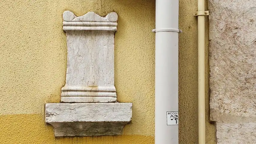 Percurso Privado Lisboa Antiga - lápide romana na Travessa do Almada