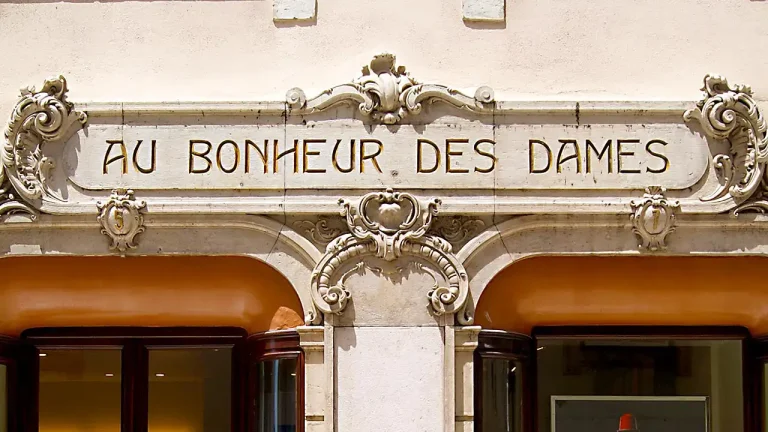 Percurso Privado Lisboa Através das Suas Lojas Tradicionais - pormenor da fachada da antiga perfumaria Au Bonheur des Dames, na Rua do Carmo, Lisboa