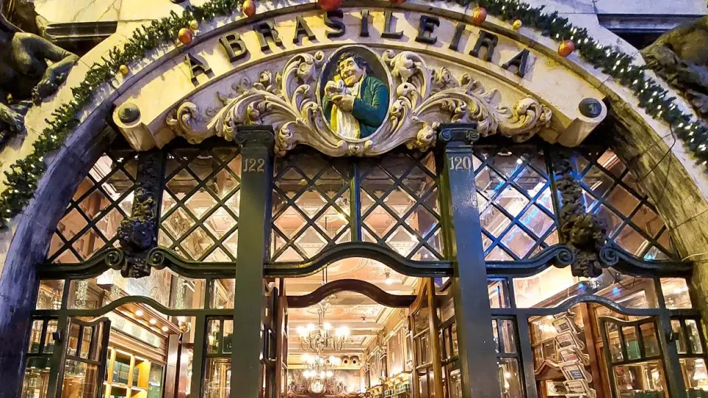 Percurso Privado Lisboa Através das Suas Lojas Tradicionais - Fachada do café histórico A Brasileira, no Chiado