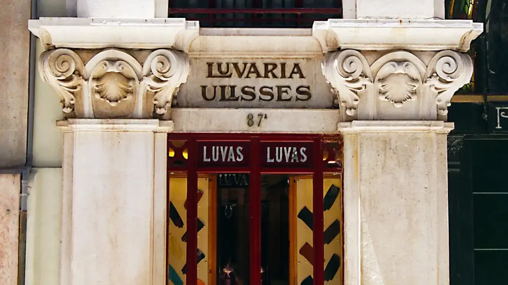 Percurso Privado Lisboa Através das Suas Lojas Tradicionais - Fachada da histórica Luvaria Ulisses, na Rua do Carmo