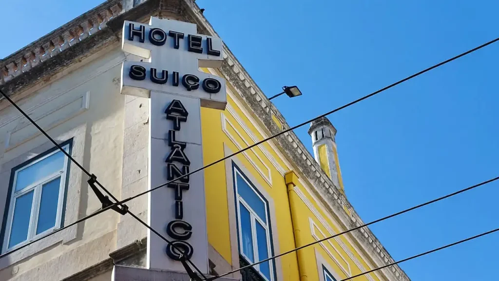 Percurso Privado Lisboa dos Espiões - Letreiro luminoso do Hotel Suíço Atlântico