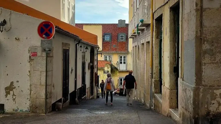 Percurso Privado Lisboa Antiga - Vista de uma rua de um dos bairros históricos de Lisboa