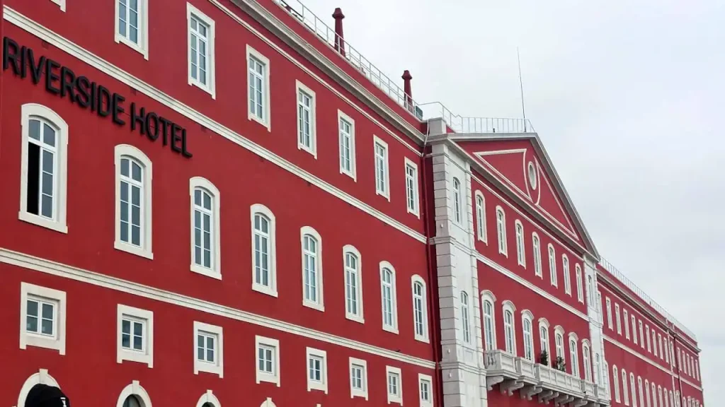 Private Walking Tour The Railway Stations of Lisbon - Façade of the Santa Apolónia railway station