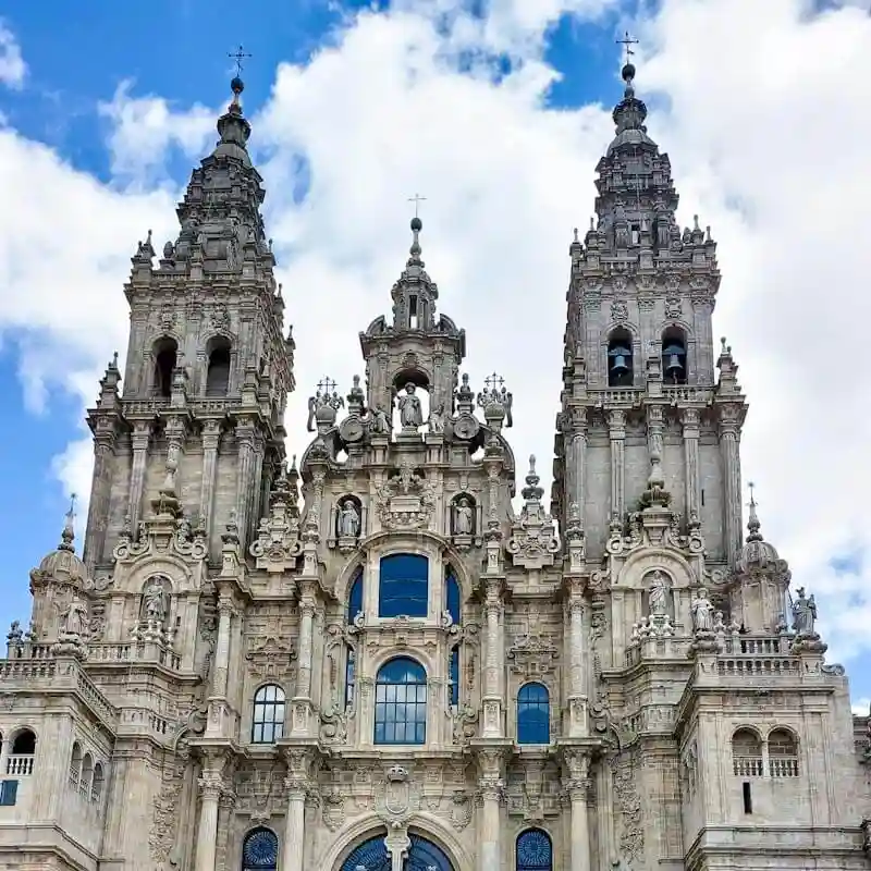 Caminhos de Santiago - Caminho Português, organizado pela getLISBON em conjunto com Guilherme Rodrigues, guia experiente, tendo completado já 22 peregrinações. Catedral de Santiago de Compostela
