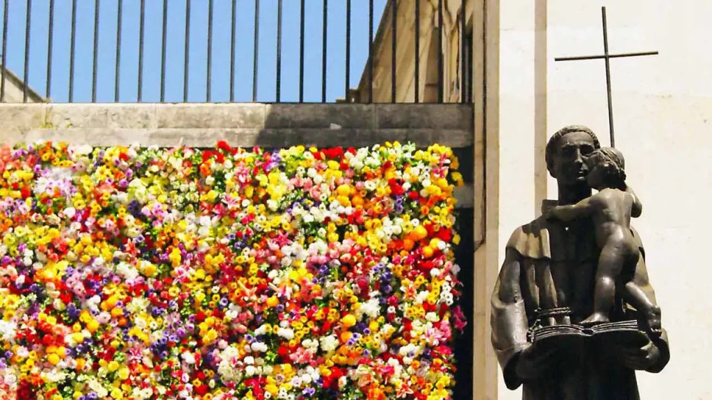 Estátua de Santo António e painel de flores, frente ao Museu de Lisboa - Santo António