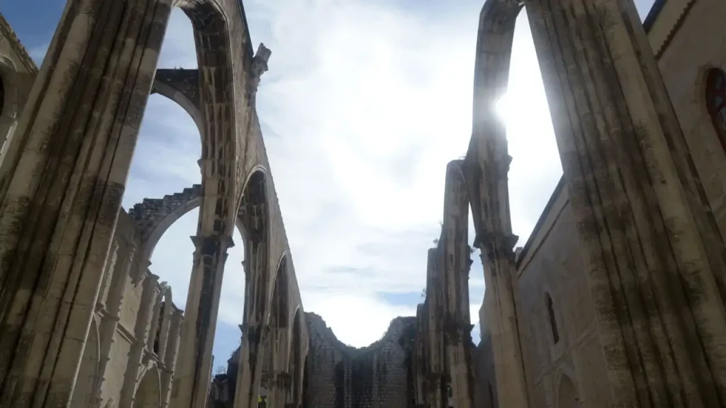 Percurso Privado Lisboa e o Terramoto de 1755 - Convento do Carmo, ruína preservada como memorial da catástrofe