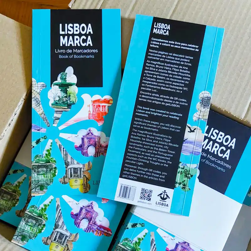 Book of bookmarks LISBOA MARCA, a journey through Lisbon told across 18 detachable bookmarks featuring beautiful illustrations by five urban sketchers.