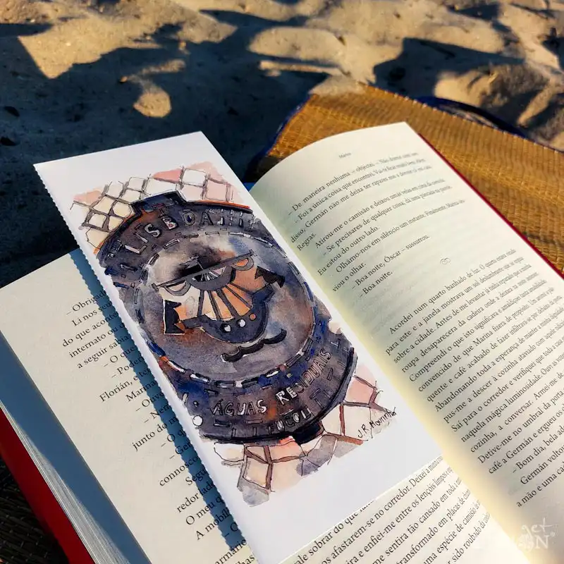 Book of bookmarks LISBOA MARCA, a journey through Lisbon told across 18 detachable bookmarks featuring beautiful illustrations by five urban sketchers.